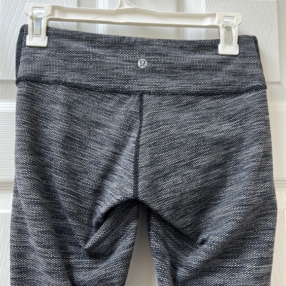 LIKE NEW! Lululemon Wunder Under Crop II - Picture 8 of 14